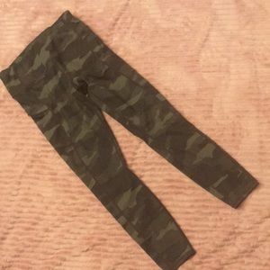 Athleta Salutation 7/8 Camo Leggings Size S